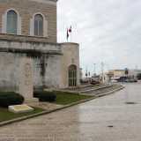 Di fronte all�ingresso del porto di Bari, sul lungomare Imperatore Augusto, si trova una piccola cappella inglobata in una torre dell�edificio dell�Autorit� portuale